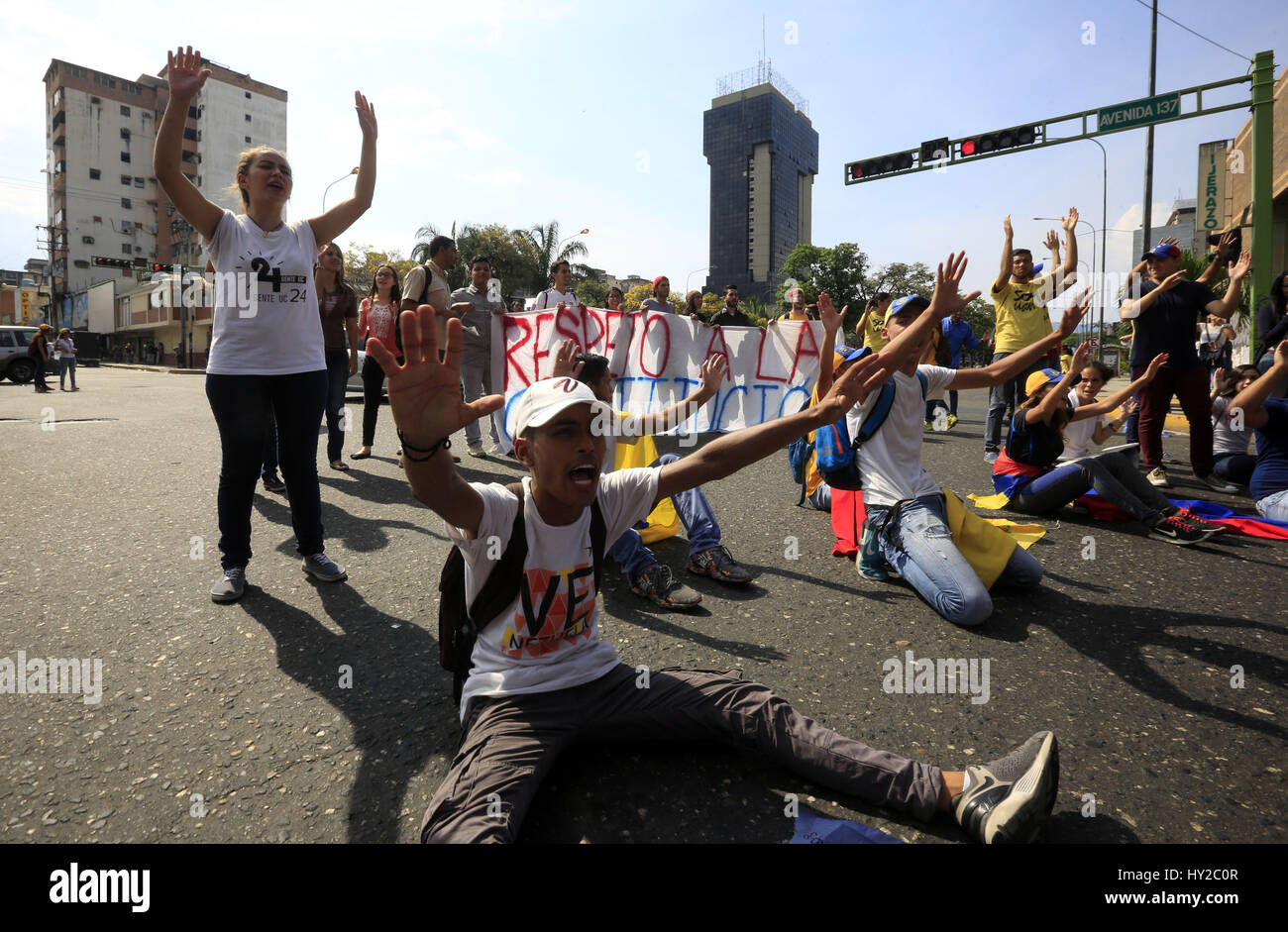 Valencia, Carabobo, Venezuela. Mar 31, 2017. Un grupo de estudiantes se sientan en la via impidiendo el paso, véhiculaires para protestar contra la desicion del TSJ, Tribunal Supremo de Justicia, anular de en sus funciones a la Asamblea Nacional, considerado por la oposici''"n y comunidad internacional como un Golpe de Estado, en Valencia, estado Carabobo. Photo : Juan Carlos Hernandez.----------------------------------------------------. Credit : ZUMA Press, Inc./Alamy Live News Banque D'Images