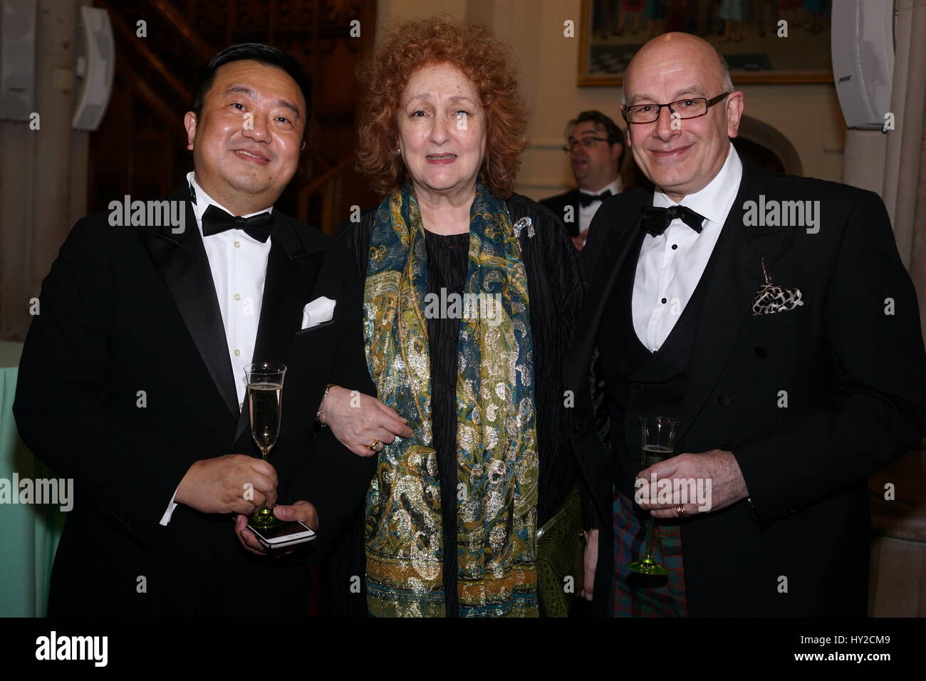 Londres, Angleterre, Royaume-Uni. Mar 31, 2017. Un des hôtes d'Accueil pour VIP's et Lord ont assisté à l'Athene Festival est un événement annuel où des personnalités de l'UK et chinois le cinéma, la télévision et les industries du divertissement, se réunir avec des investisseurs chinois, pour cinq jours de discussions et d'examens préalables types dans le but de promouvoir et d'encourager les échanges culturels avec la Chine. Le point culminant de l'Athene Festival est l'Athene Guild Awards Cérémonie et dîner de gala au Guildhall, Londres, Royaume-Uni. par : Voir Li/Alamy Live News Banque D'Images