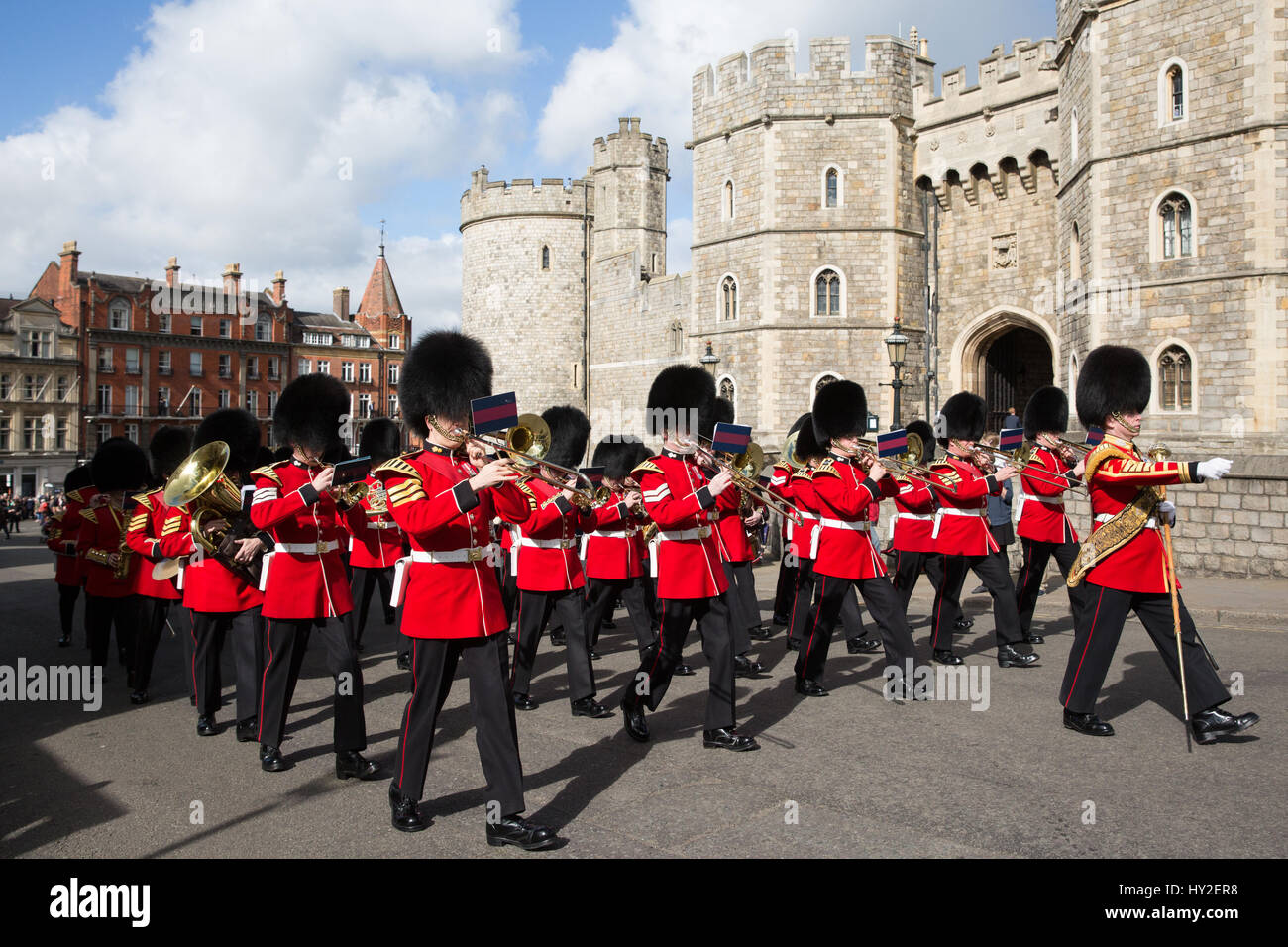 Windsor, Royaume-Uni. 1er avril 2017. Les Grenadier Guards Band et 1er Bataillon Coldstream Guards passent devant le château de Windsor au cours de la relève de la Garde samedi rétabli cérémonie. Credit : Mark Kerrison/Alamy Live News Banque D'Images