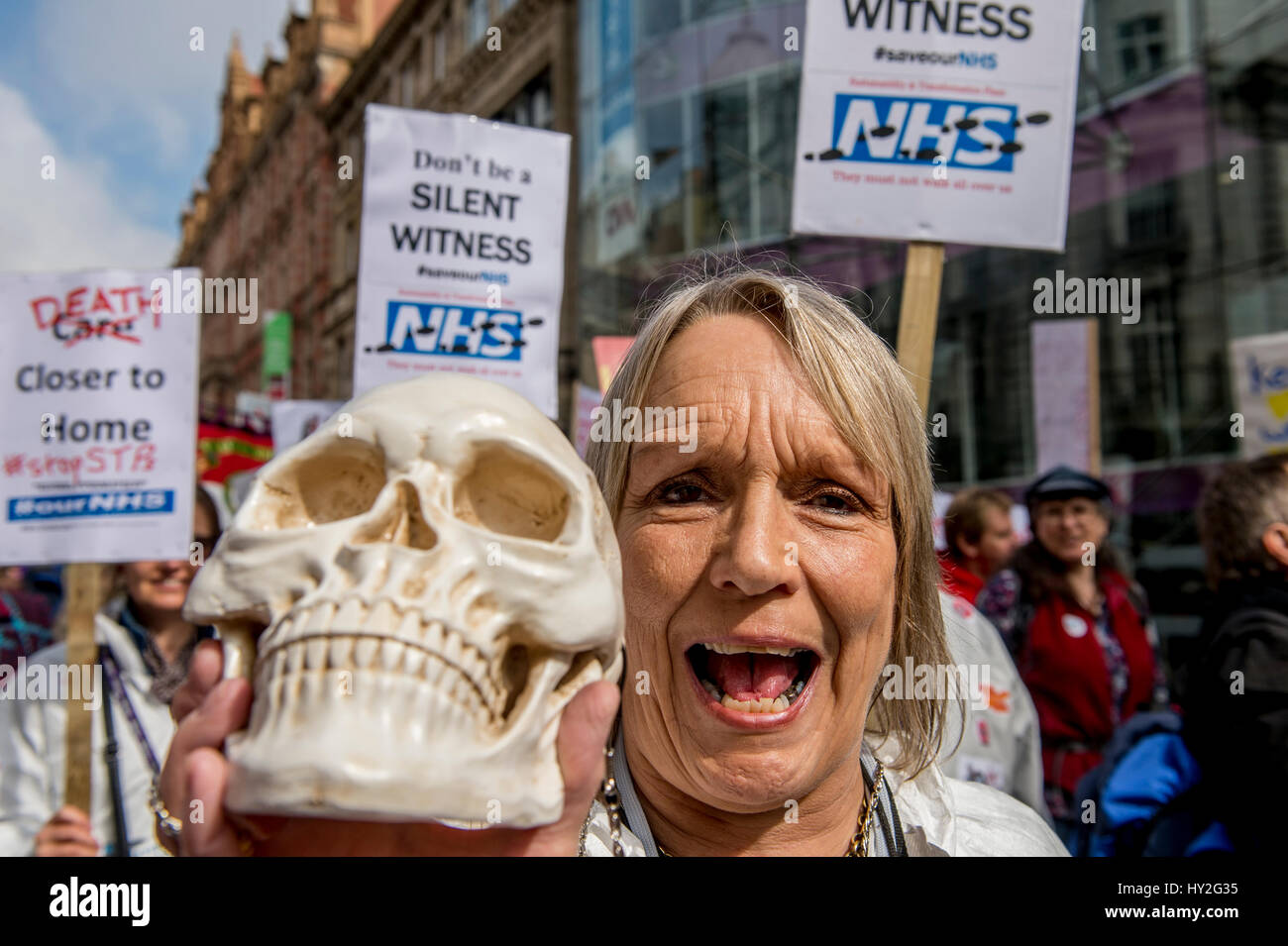 Leeds, UK. 1er avril 2017. A environ 1000 Lutte contre les militants d'enregistrer le NHS est allé(e) à un rassemblement en mars et le centre-ville de Leeds, Yorkshire Crédit : Mark Harvey/Alamy Live News Crédit : Mark Harvey/Alamy Live News Banque D'Images