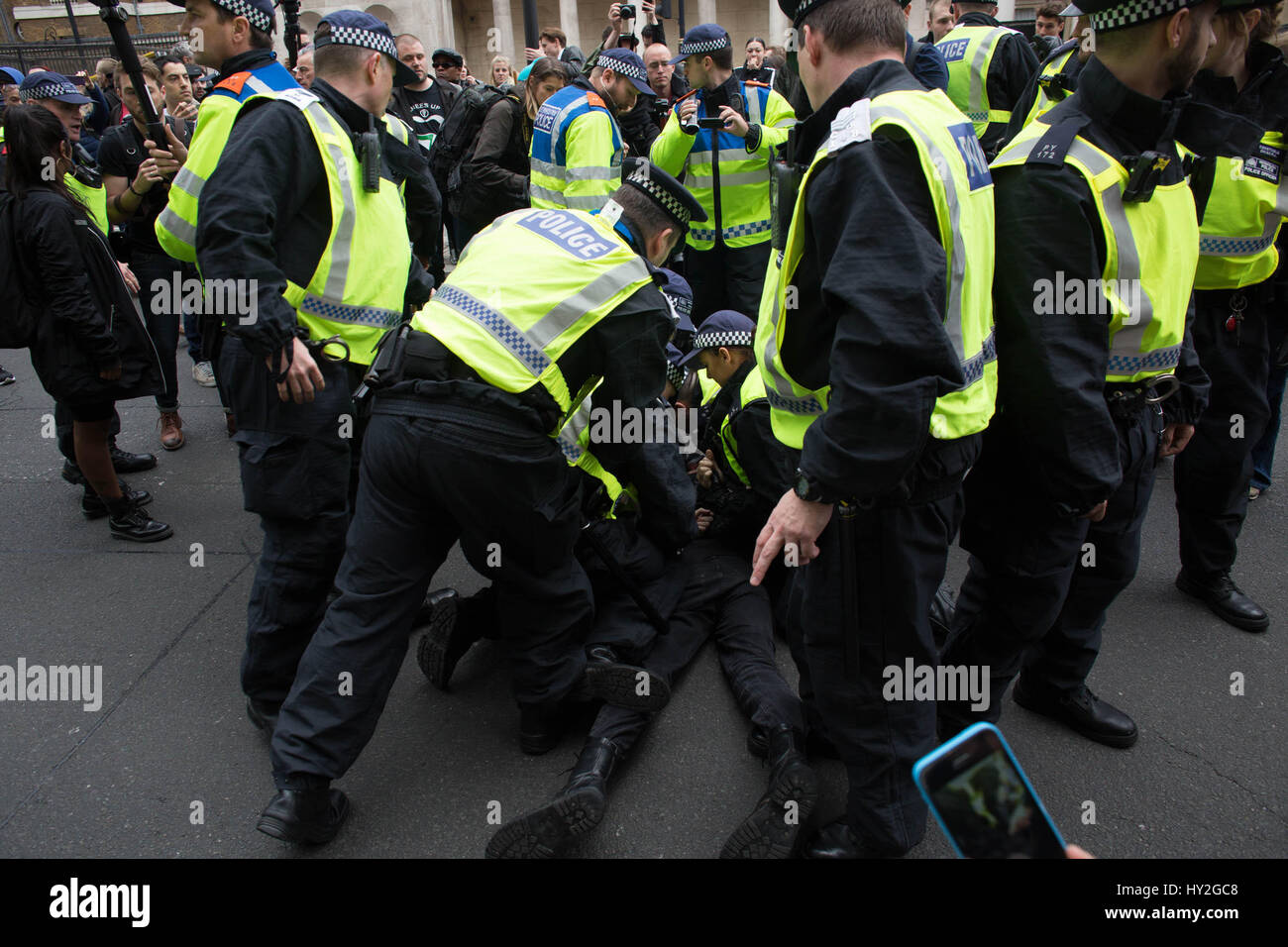 Londres, Royaume-Uni. 1er avril 2017. Ligue de défense anglaise un manifestant mars en état d'arrestation à Whitehall Crédit : Brian Southam/Alamy Live News Banque D'Images