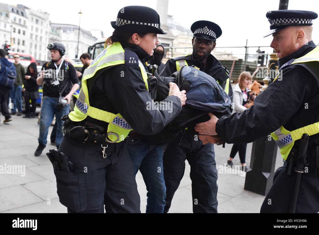 Londres, Royaume-Uni. 1er avril 2017. Un manifestant anti-fasciste est arrêté par la police, au cours des manifestations contre l'encontre des protestations à l'extrême droite. Les groupes d'extrême-droite et la Grande-Bretagne Première EDL sont descendus dans la rue dans le centre de Londres pour protester en réponse à la récente attaque terroriste de Westminster. Credit : Jacob/Sacks-Jones Alamy Live News. Banque D'Images