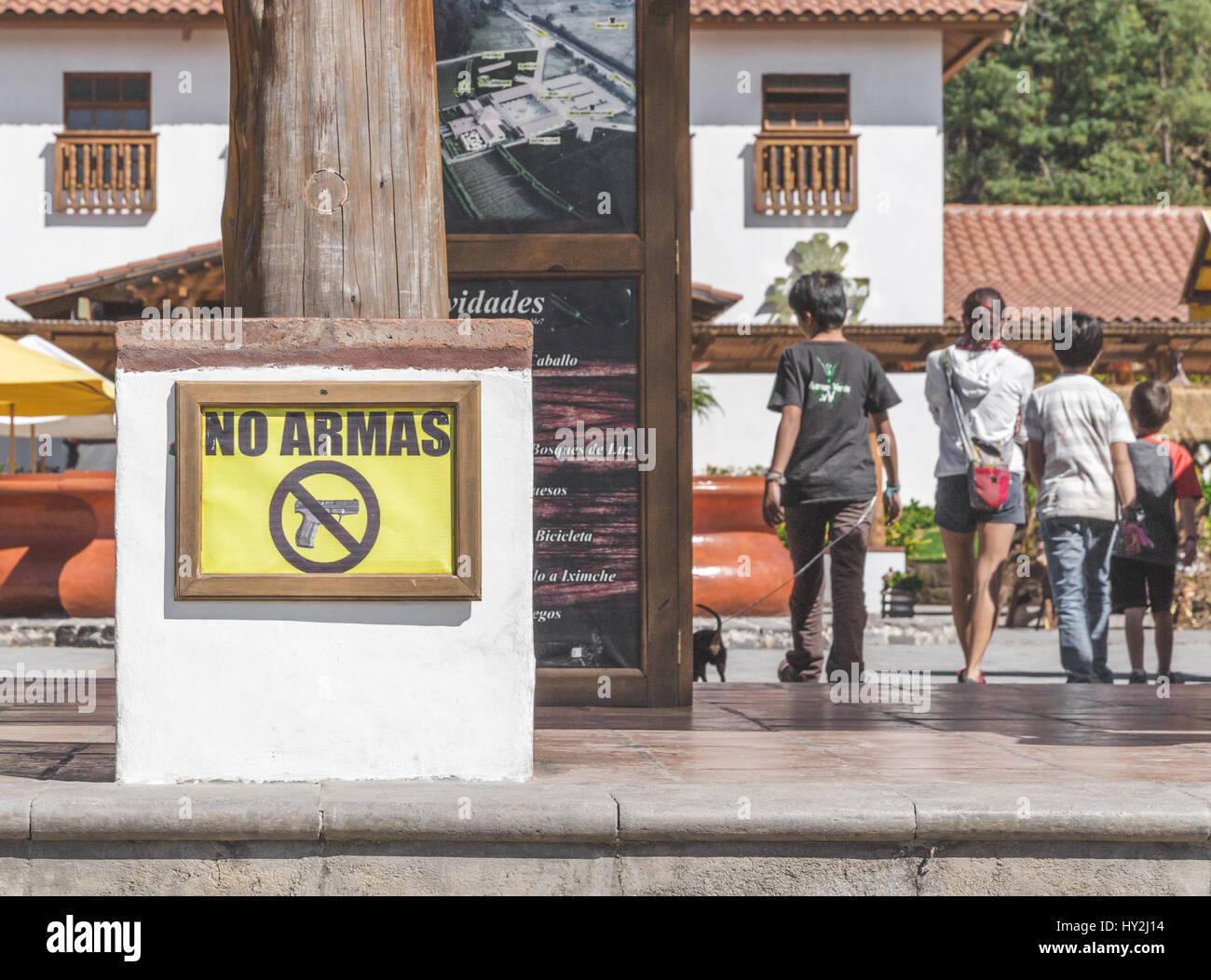 'Jaune vif Pas de Armas' (Pas d'armes à feu) à proximité d'enfants marcher dans les régions rurales du Guatemala, Amérique centrale. Banque D'Images