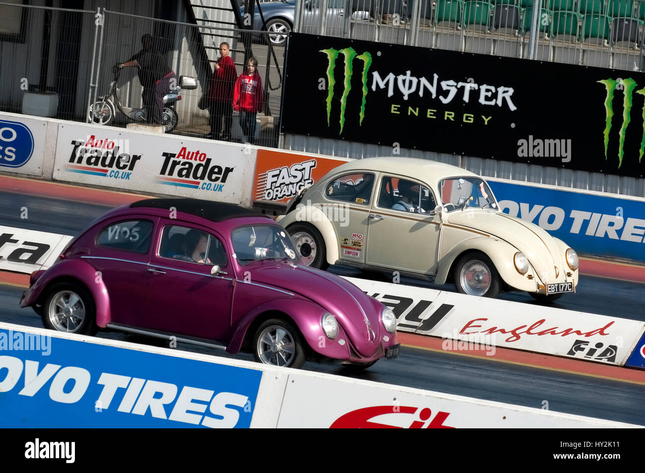 Santa Pod, UK - 23 Avril 2010 : Big Bang Camping-bus et de Festival ...