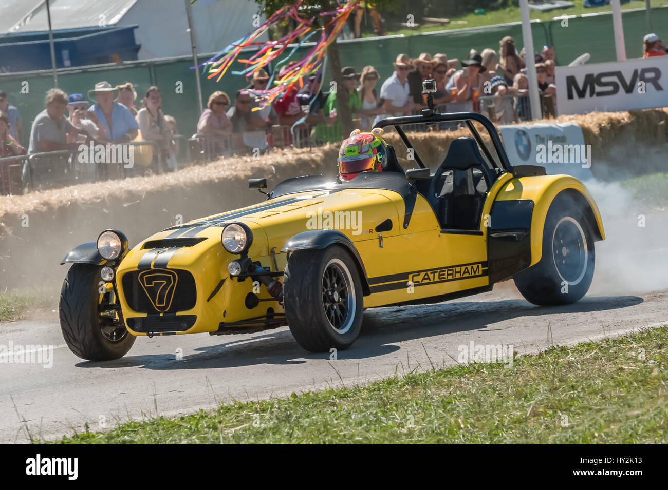 Laverstoke, Hampshire, Royaume-Uni - 25 août 2016 : roue-spin Smokey par une Caterham 7 sports-voiture au sud près de l'événement CarFest Laverstoke UK, 2016 Banque D'Images