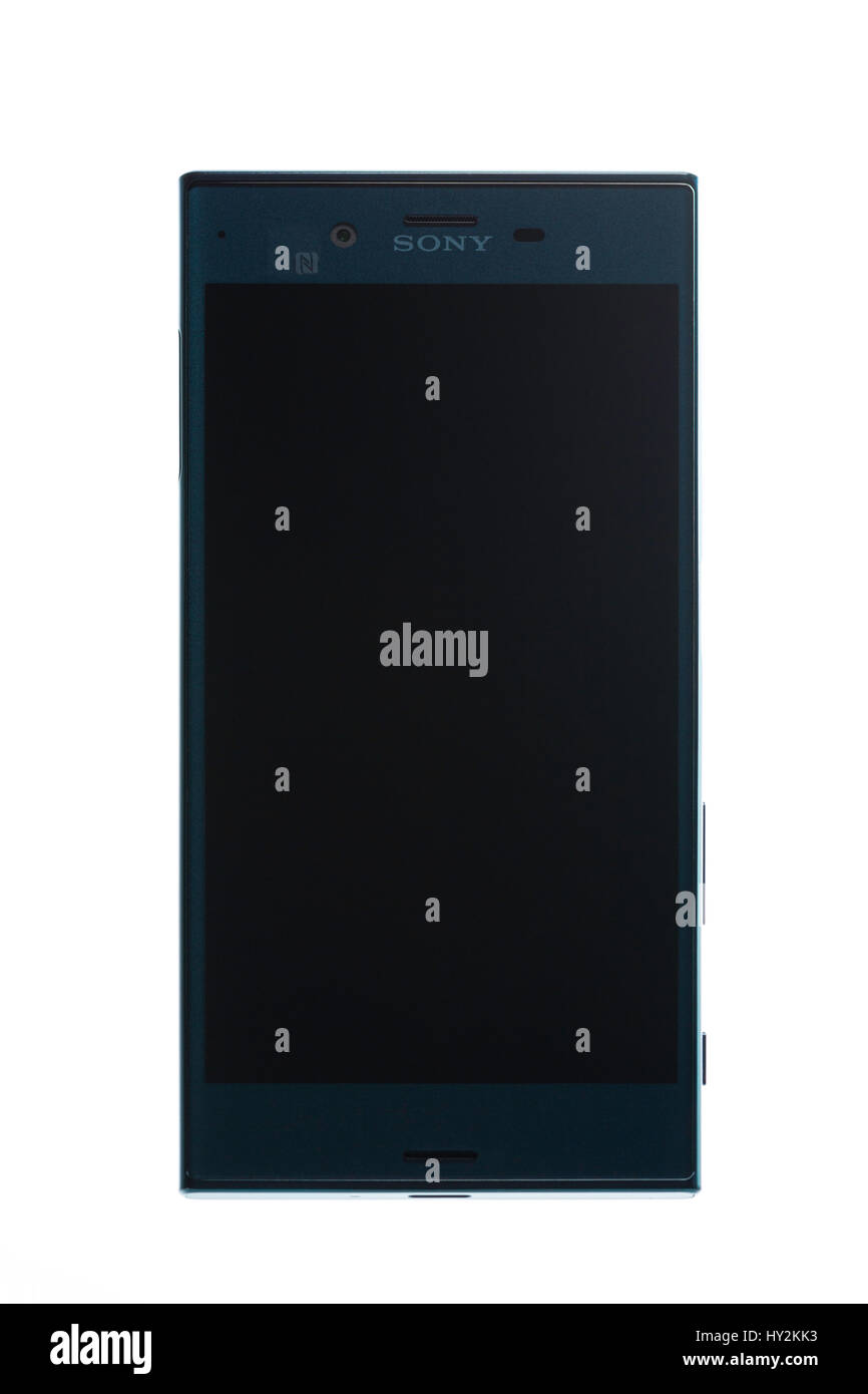 Ostrow Wielkopolski, Pologne - le 18 décembre 2016 : Smartphone Sony Xperia XZ dans couleur turquoise, large écran noir. Banque D'Images