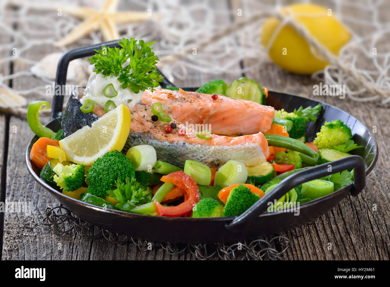 Frits Et Grillés Savoureux Pavé De Saumon Sur Les Légumes