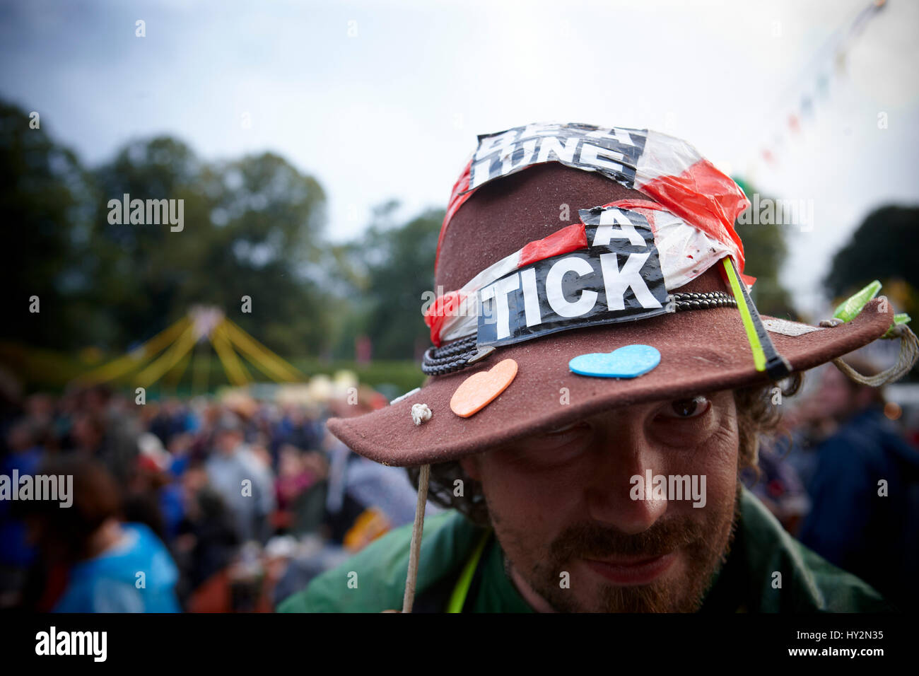 Un homme portant un chapeau fait main marron , Green Man Festival, au Pays  de Galles Photo Stock - Alamy