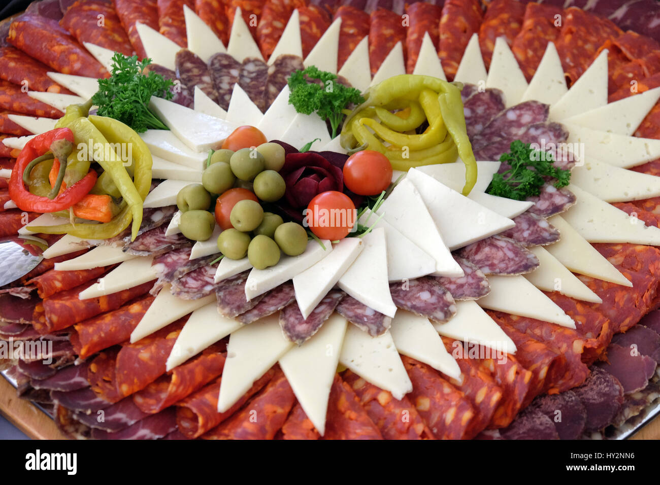 Croate classique tôle d'entraînement avec de fines tranches de salami et de fromage Croate Banque D'Images