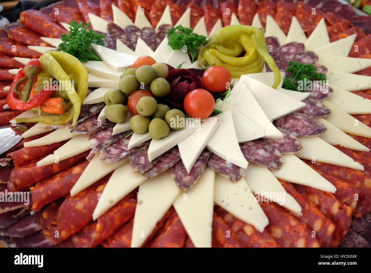 Croate classique tôle d'entraînement avec de fines tranches de prosciutto, Croate de salami et de fromage Banque D'Images