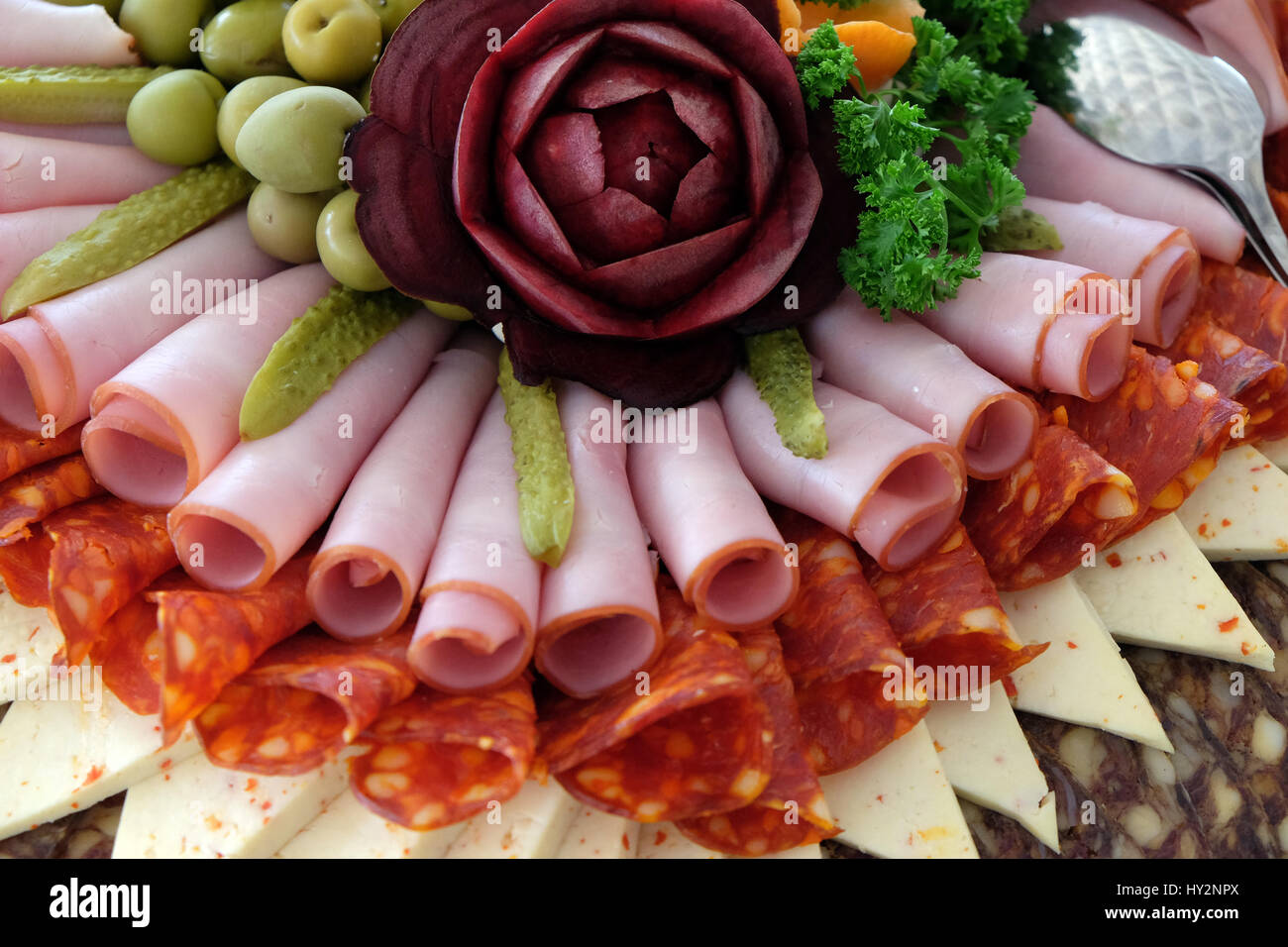 Croate classique tôle d'entraînement avec de fines tranches de jambon, Croate de salami et de fromage Banque D'Images