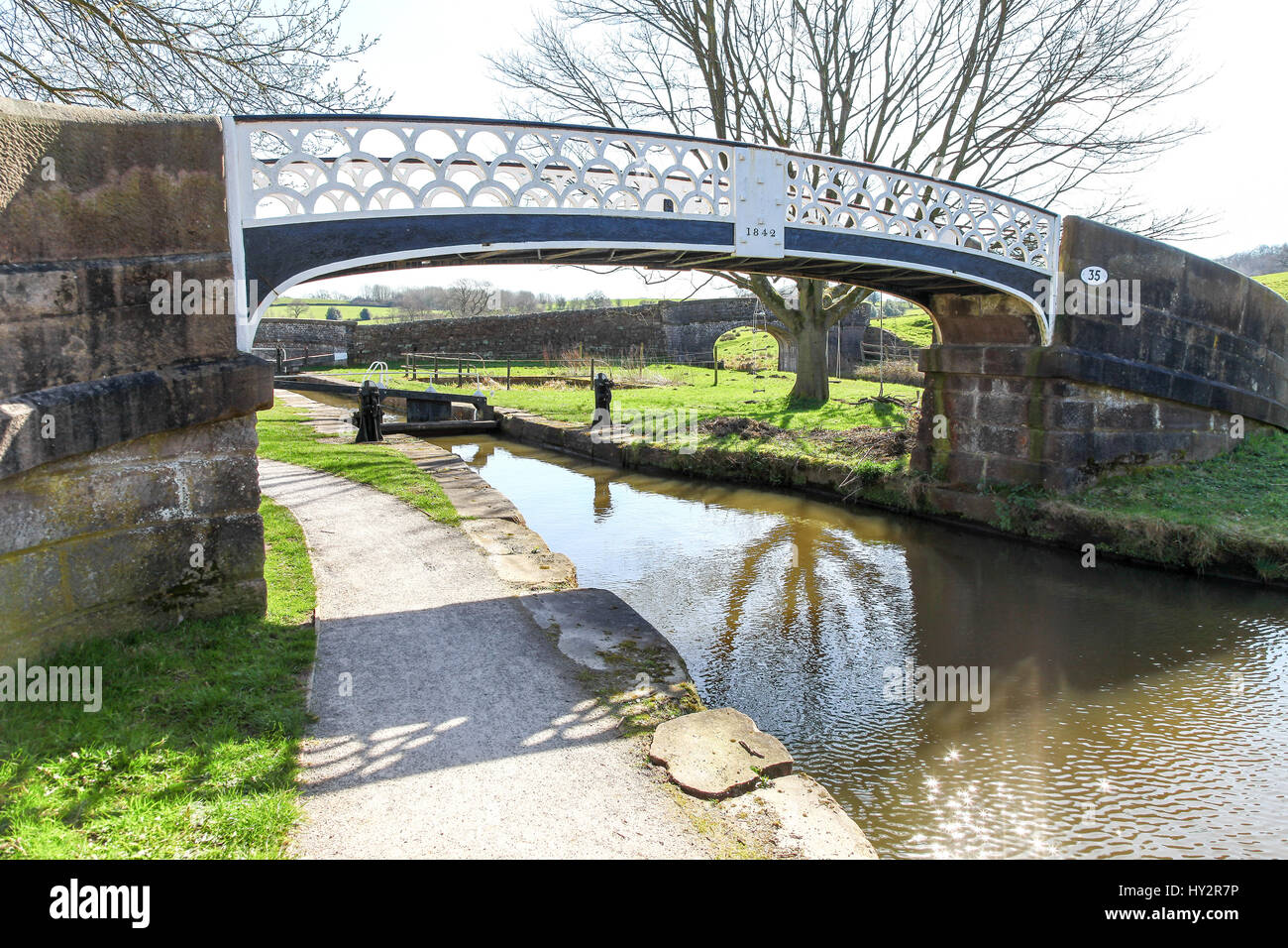 35 Pont de la jonction de la branche de l'Poireau Caldon Canal à écluses Hazelhurst Denford Staffordshire England UK Banque D'Images