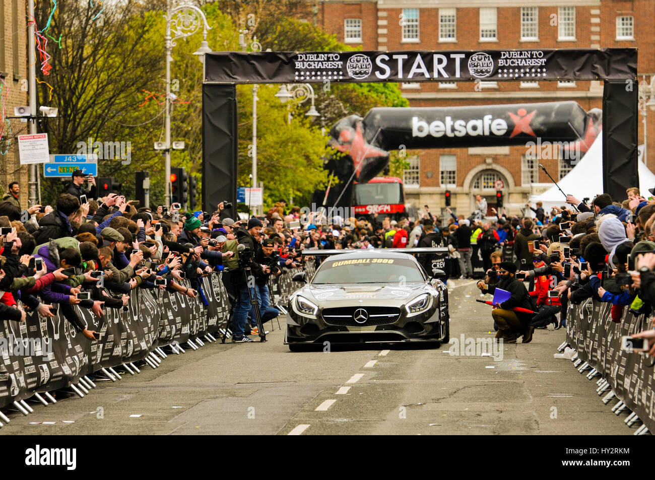 DUBLIN, IRLANDE. 01 mai 2016 - une Mercedes SL Black Edition rugissements off à partir de Dublin pour la première étape de la Gumball 3000 à Budapest. Banque D'Images