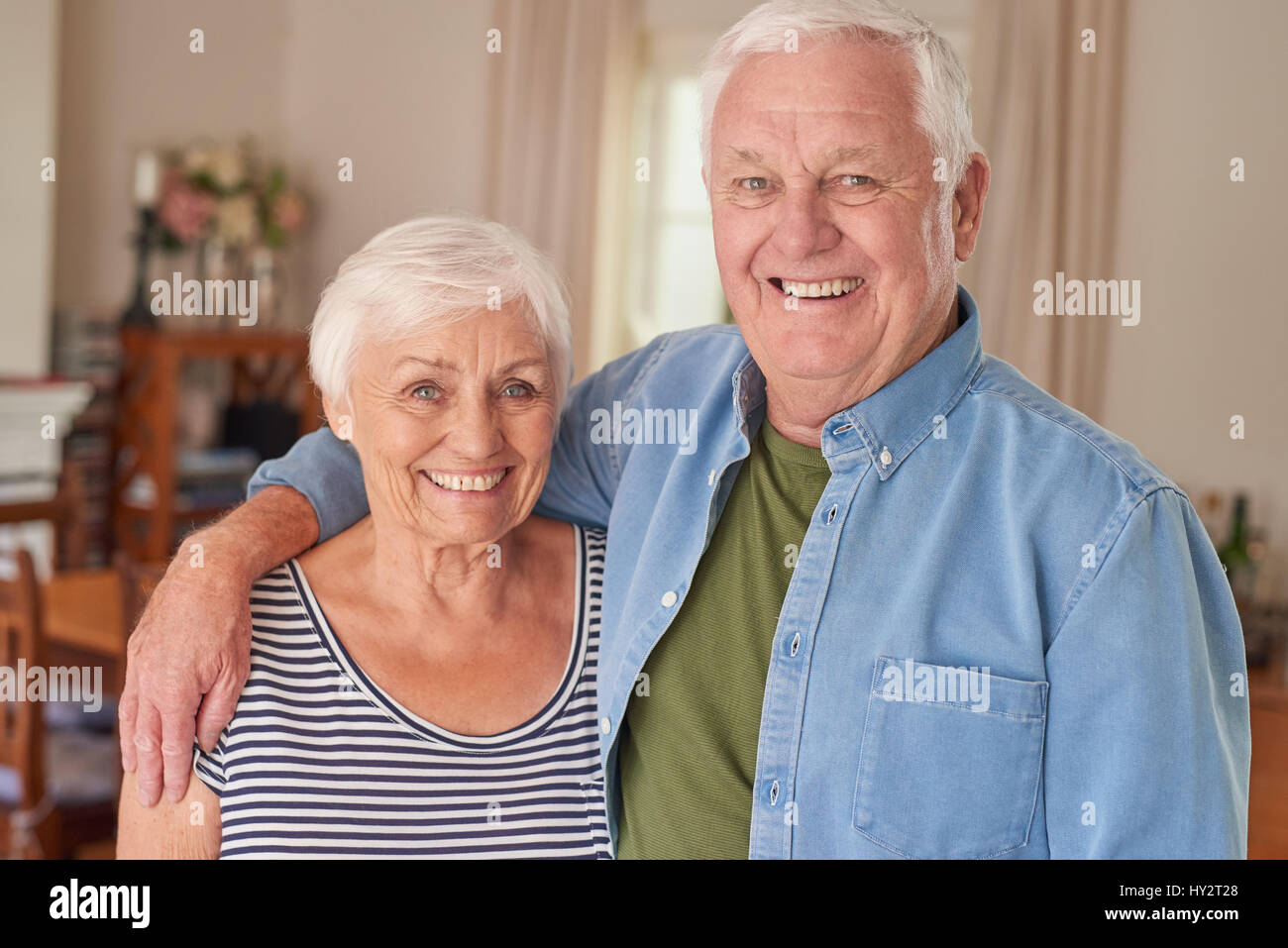 Close-up of happy senior couple debout dans la salle de séjour Banque D'Images