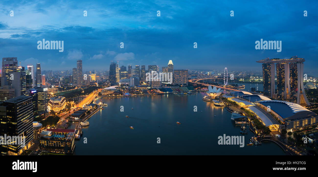 Vue aérienne du quartier des affaires de Singapour et de la ville de nuit à Singapour, en Asie. Banque D'Images