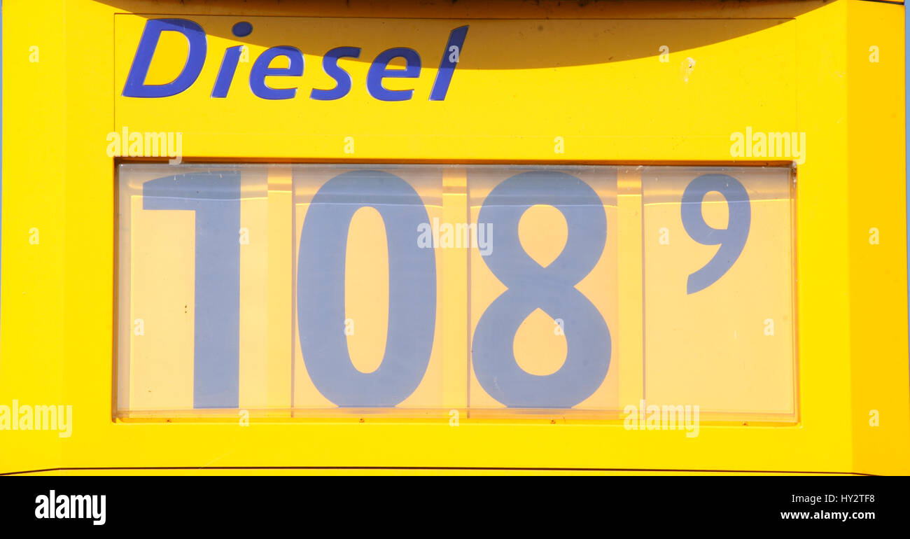Prix électronique affichage à une station essence, Bremen, Germany, Europe Banque D'Images