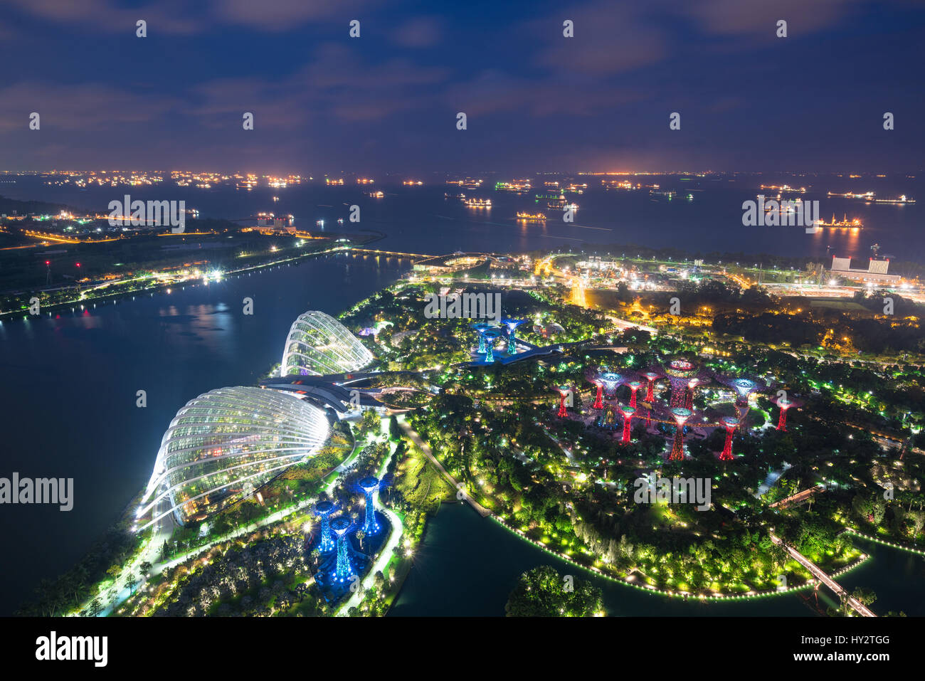Vue aérienne de nuit Singapour jardins près de Marina Bay à Singapour dans la nuit. Banque D'Images