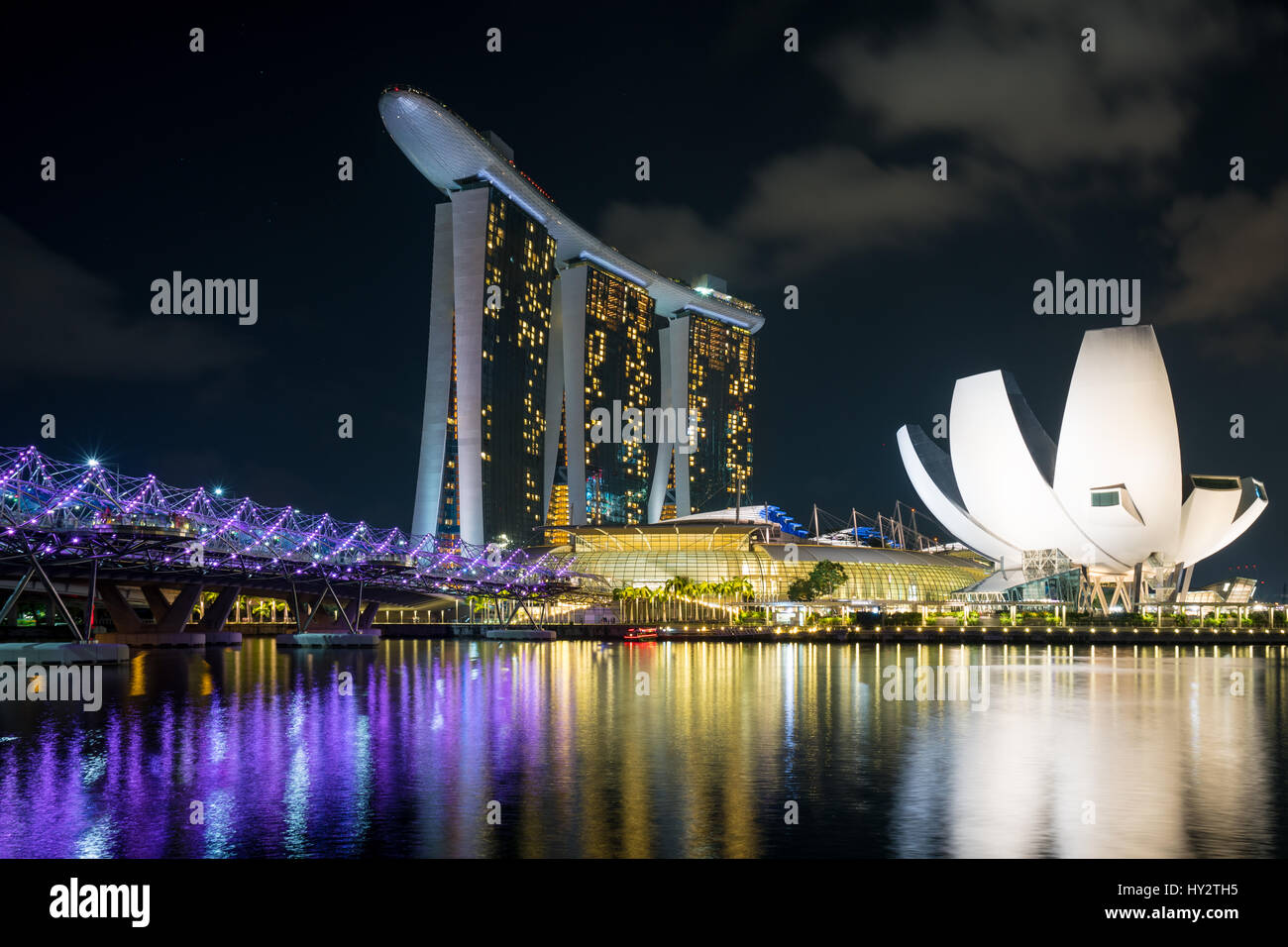 Quartier des affaires de Singapour skyline avec helix bridge dans la nuit à Marina Bay, Singapour. Banque D'Images