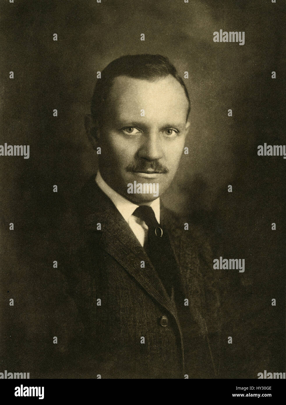 1912 Antique photographie, Frederick Paul Keppel. Paul Frederick Keppel (1875-1943) était un éducateur américain et l'exécutif dans le domaine de la philanthropie. Dans l'éducation, il a été doyen de Columbia College, au gouvernement il a servi en tant que Troisième Secrétaire adjoint de la guerre, et à la philanthropie, il a agi comme président de la Carnegie Corporation. SOURCE : Impression héliogravure originale. Banque D'Images