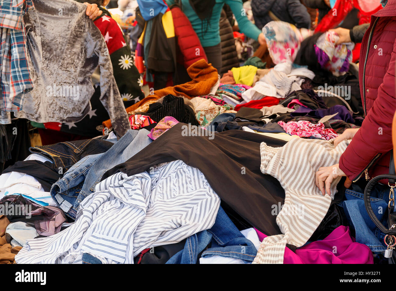 Rome, Italie - 26 Février 2017 : les femmes immigrantes et ethniques Choisissez des vêtements cale au marché plein air. Banque D'Images