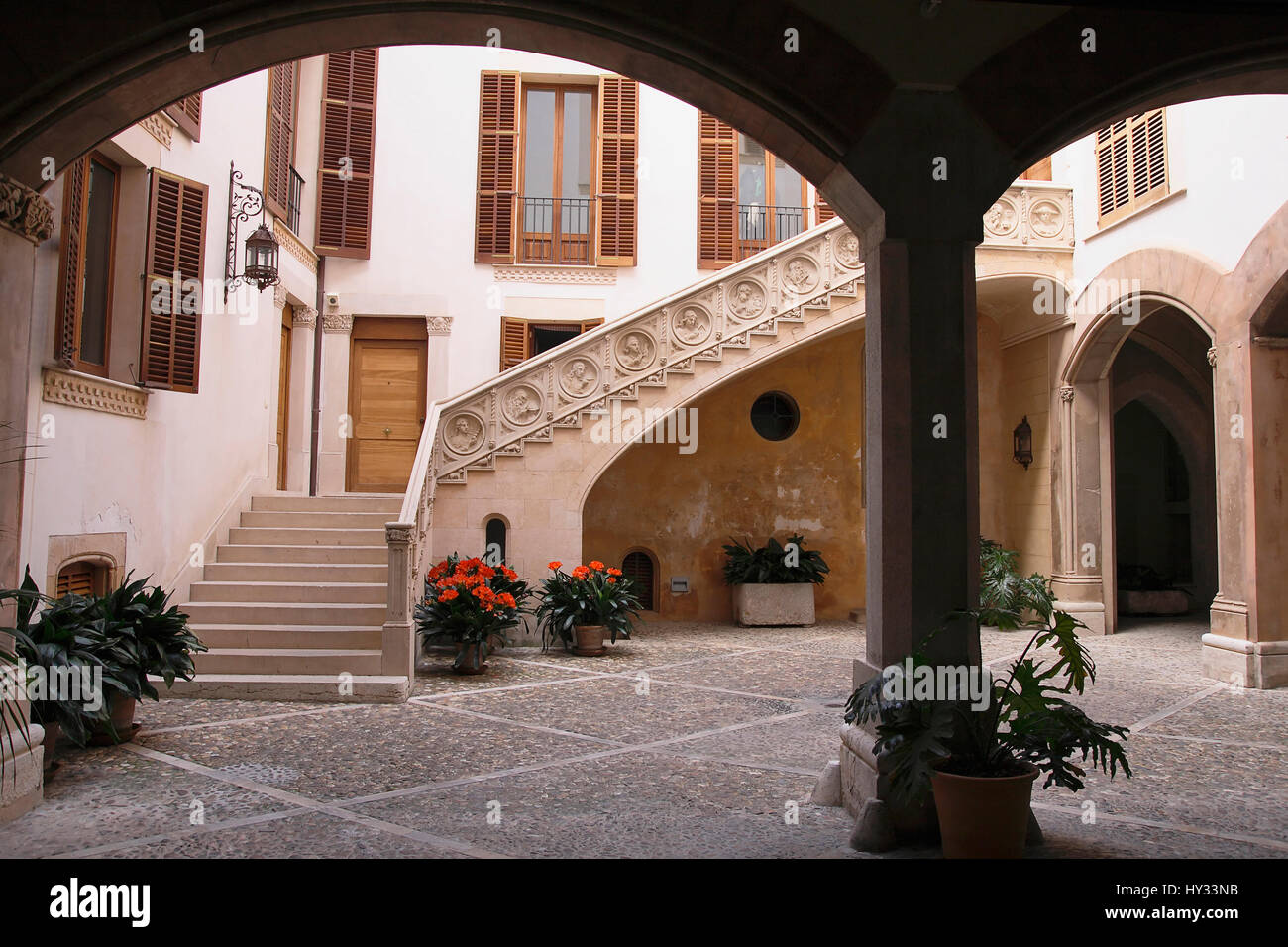 L'Espagne, Îles Baléares, Majorque, Palma, escaliers en pierre avec des chiffres bas-relief dans une cour intérieure de la vieille ville. Banque D'Images