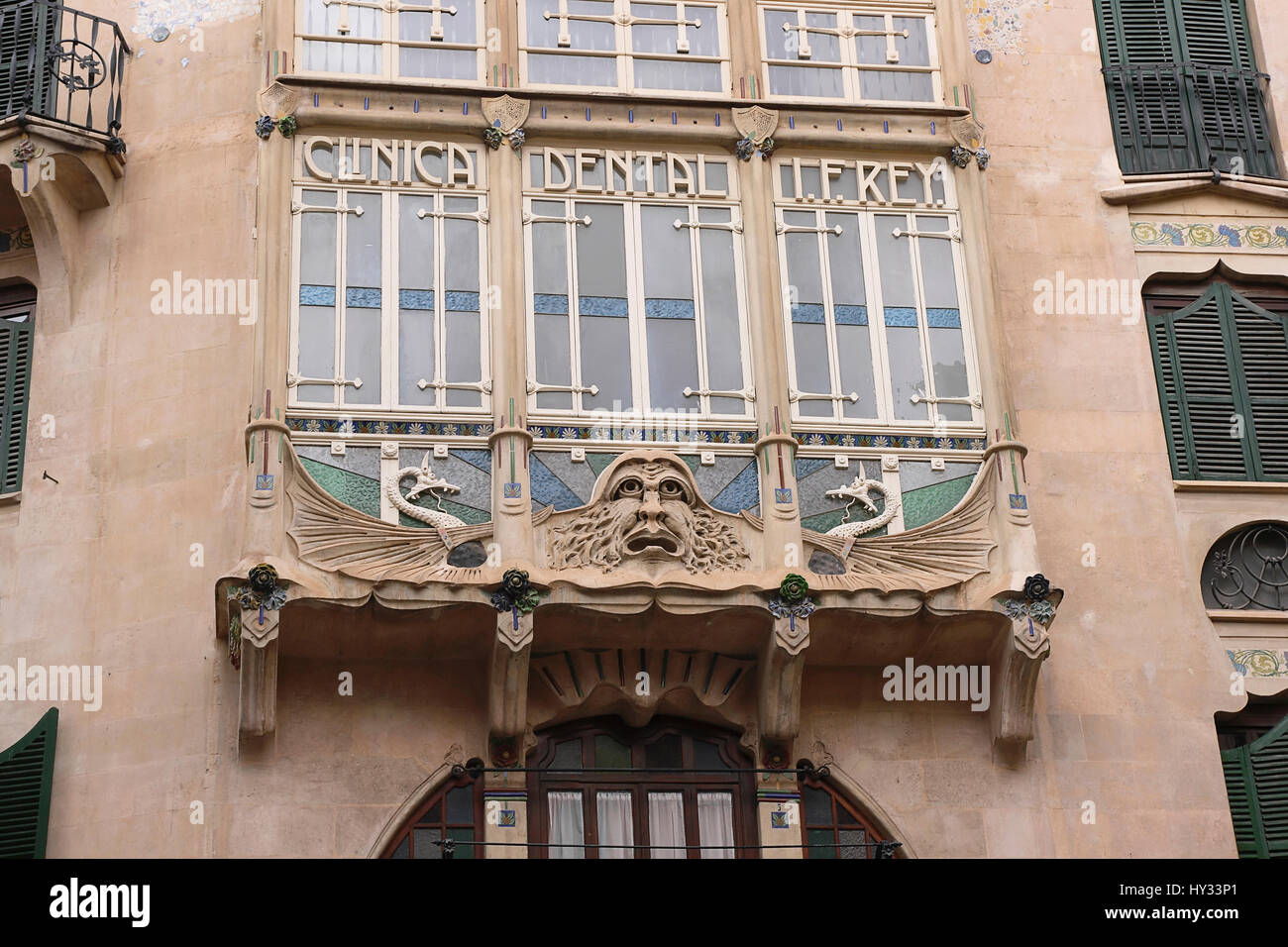 L'Espagne, Îles Baléares, Majorque, Palma, Art Nouveau visage grotesque sur une clinique dentaire dans la vieille ville. Banque D'Images