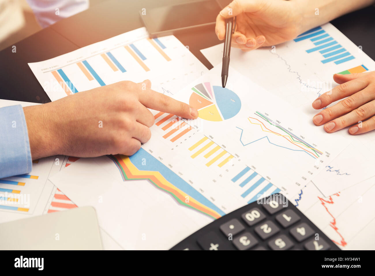 Collègue discussing paperwork graphiques et tableaux Banque D'Images