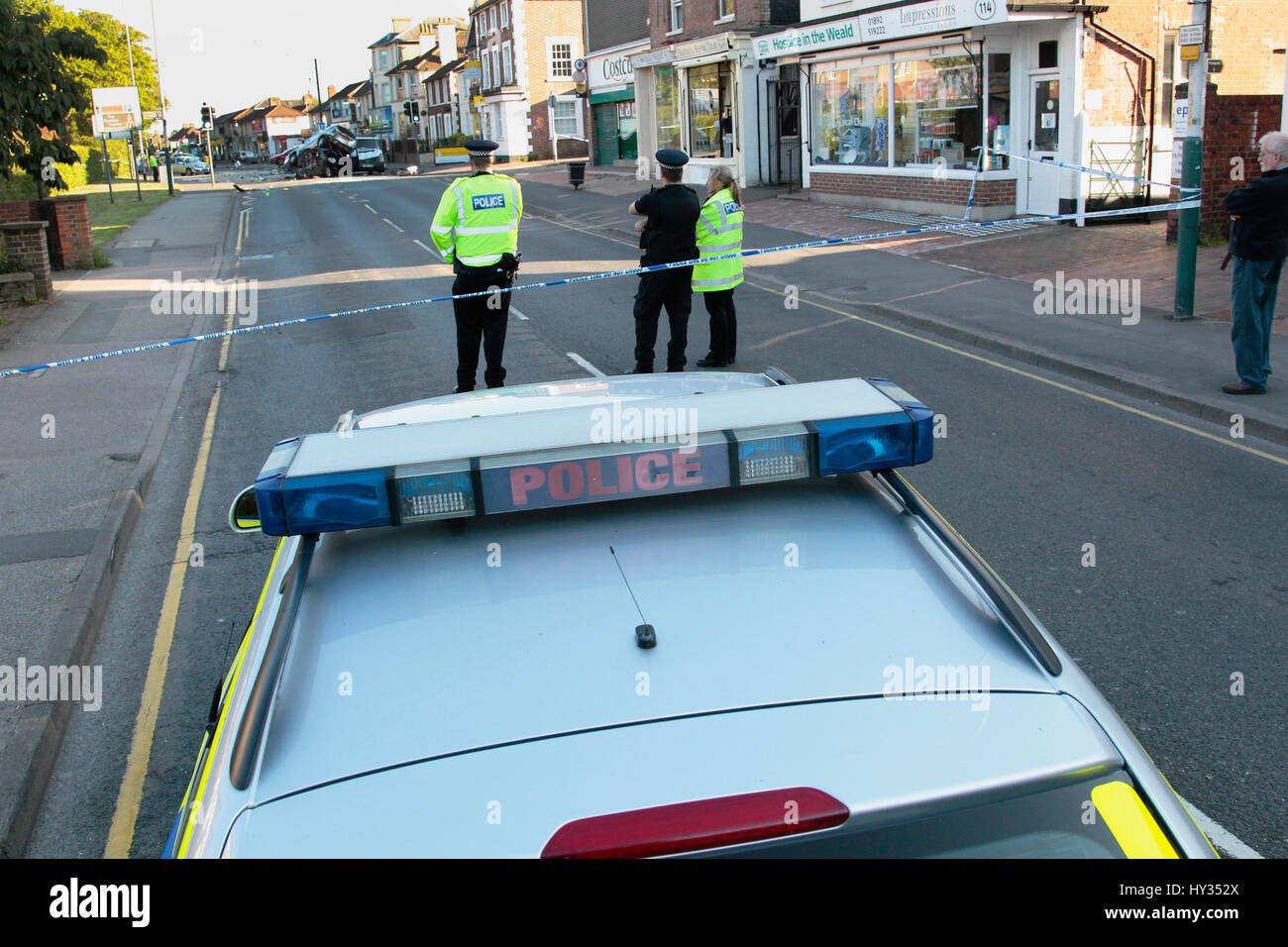 L'Angleterre, Kent, la Police de la circulation routière équipe collision retranché sur route. Banque D'Images