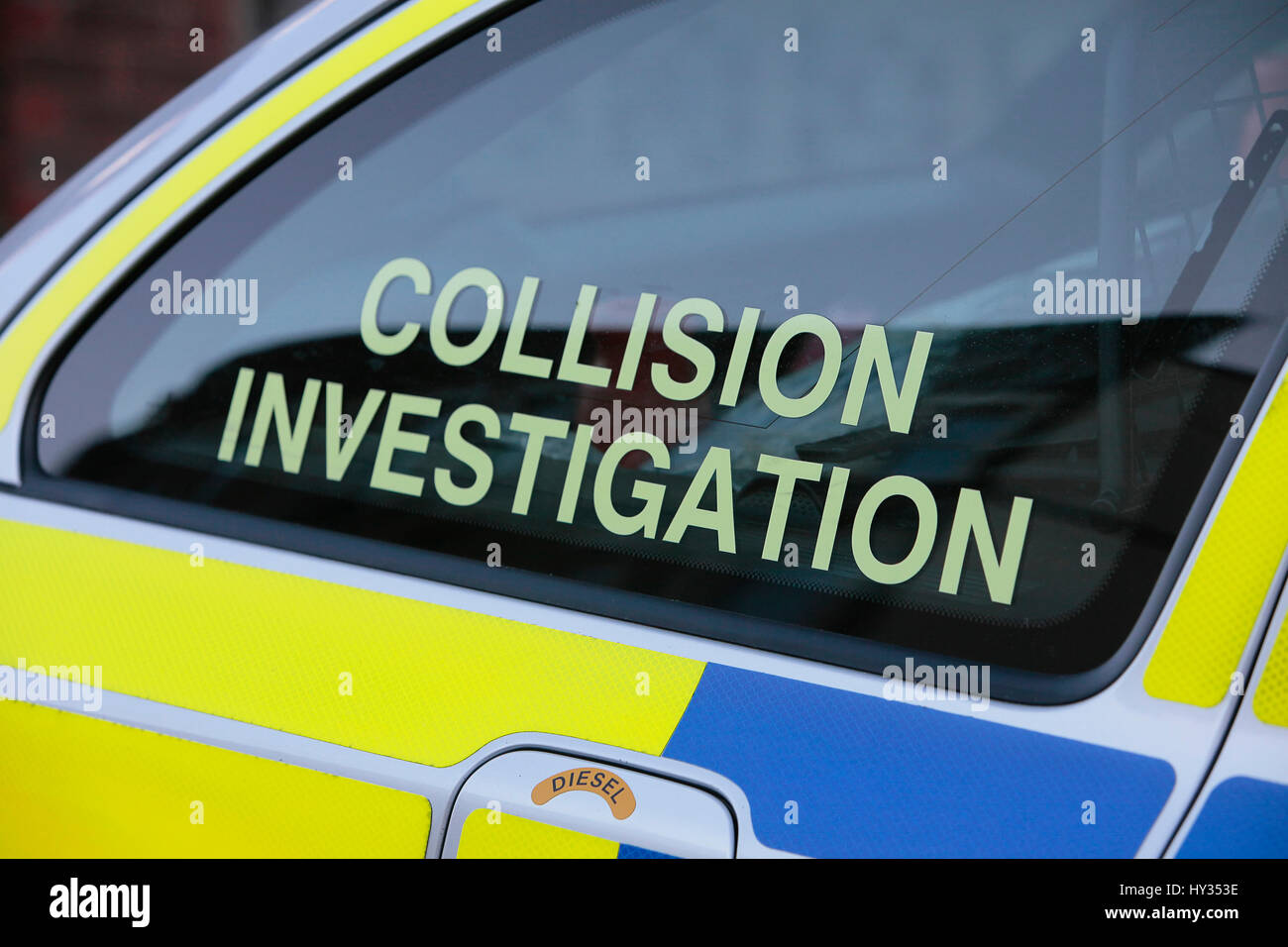 L'Angleterre, Kent, la Police de la circulation routière équipe collision voiture avec des autocollants réfléchissants. Banque D'Images