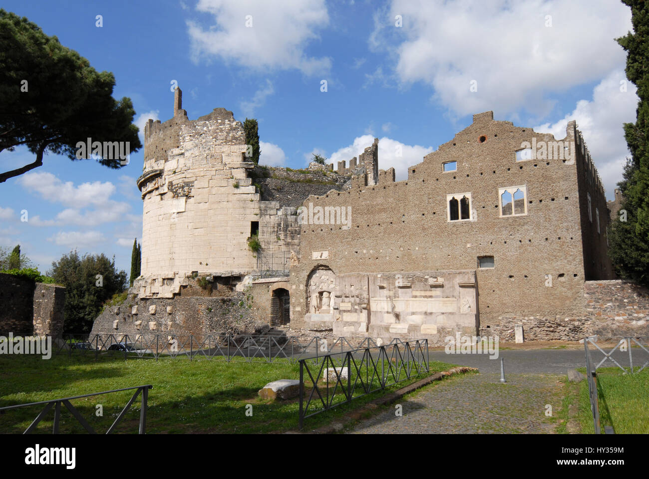 Tombeau antique de Caecilia Metella ruines le long de la Voie Appienne à Rome Banque D'Images