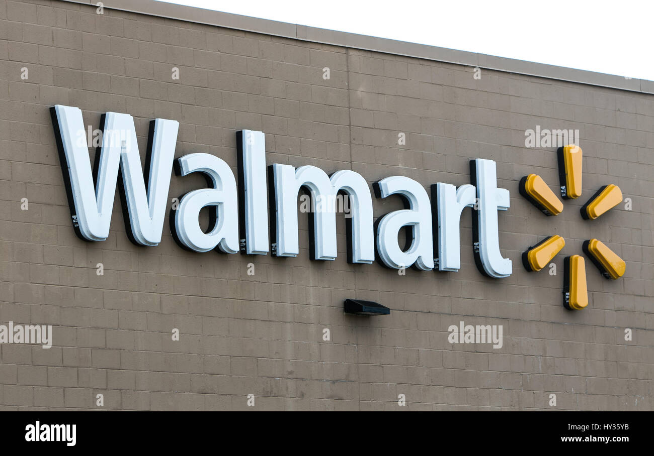 Walmart signe est visible sur le mur d'un de leurs nombreux magasins. Banque D'Images