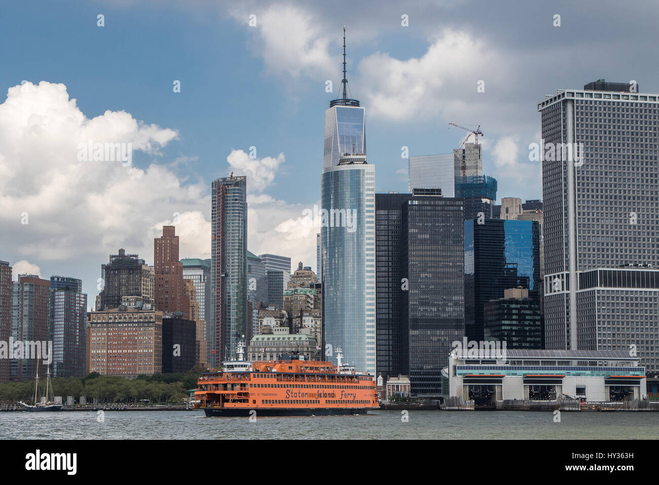Un ferry pour Staten Island se prépare à accoster dans Manhattan. Banque D'Images