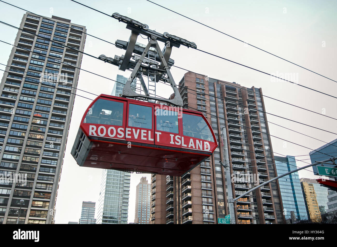 L'un des deux Roosevelt Island Tramway gondoles se déplace dans la direction de Manhattan. Banque D'Images