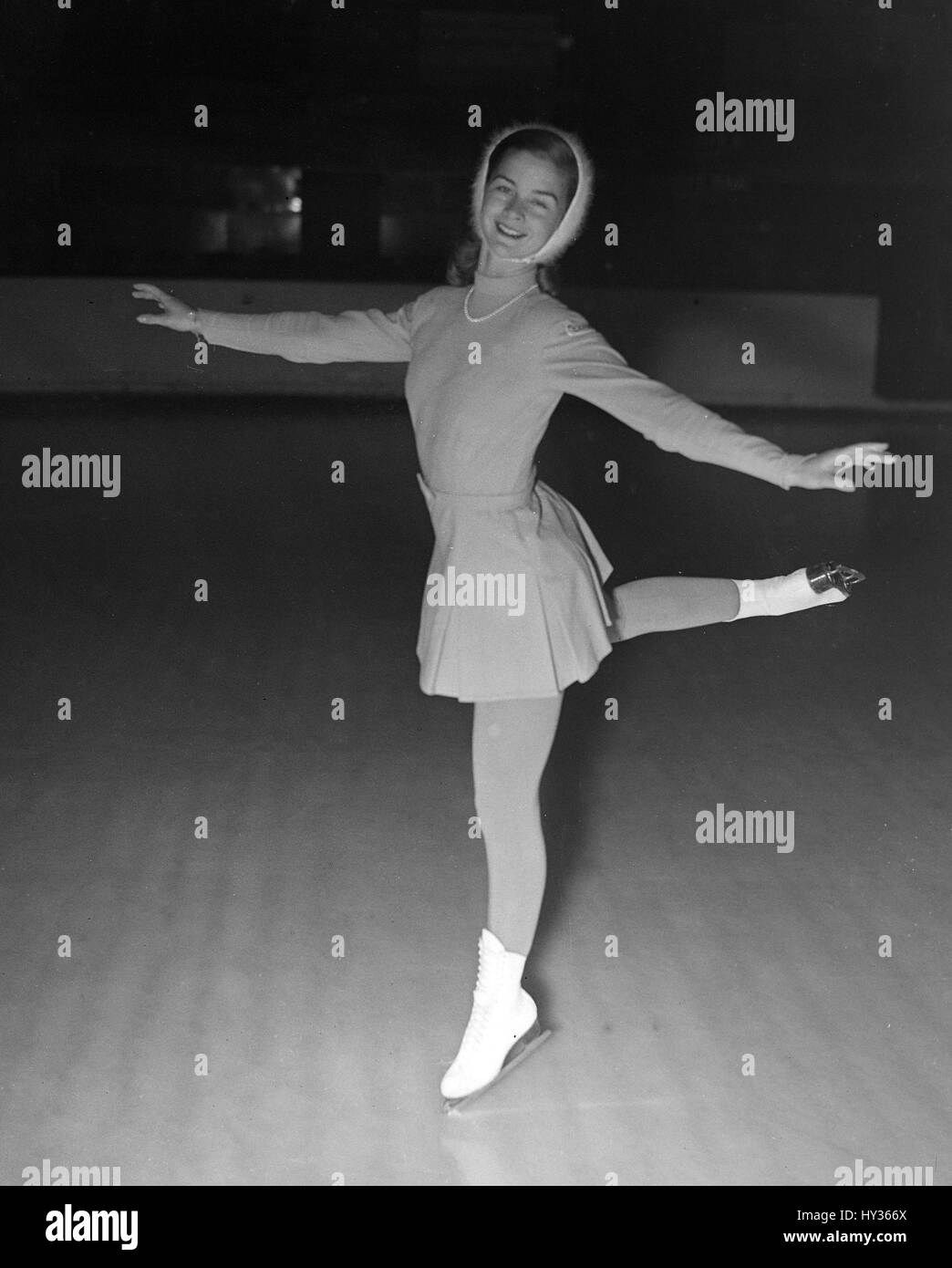 'Arrêté' par la caméra à haute vitesse olympique est champion du monde de patinage artistique et Barbara Ann Scott, du Canada, comme elle donne une exposition à l'Empire Pool, Wembley. Banque D'Images