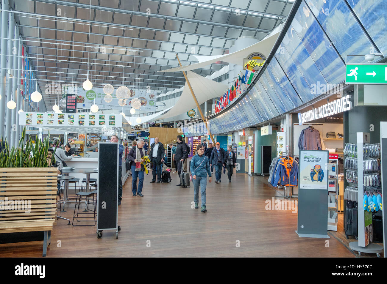 Les voyageurs au Sky City entre le terminal domestique et international à l'aéroport d'Arlanda à Stockholm. C'est l'aéroport le plus achalandé en Suède. Banque D'Images