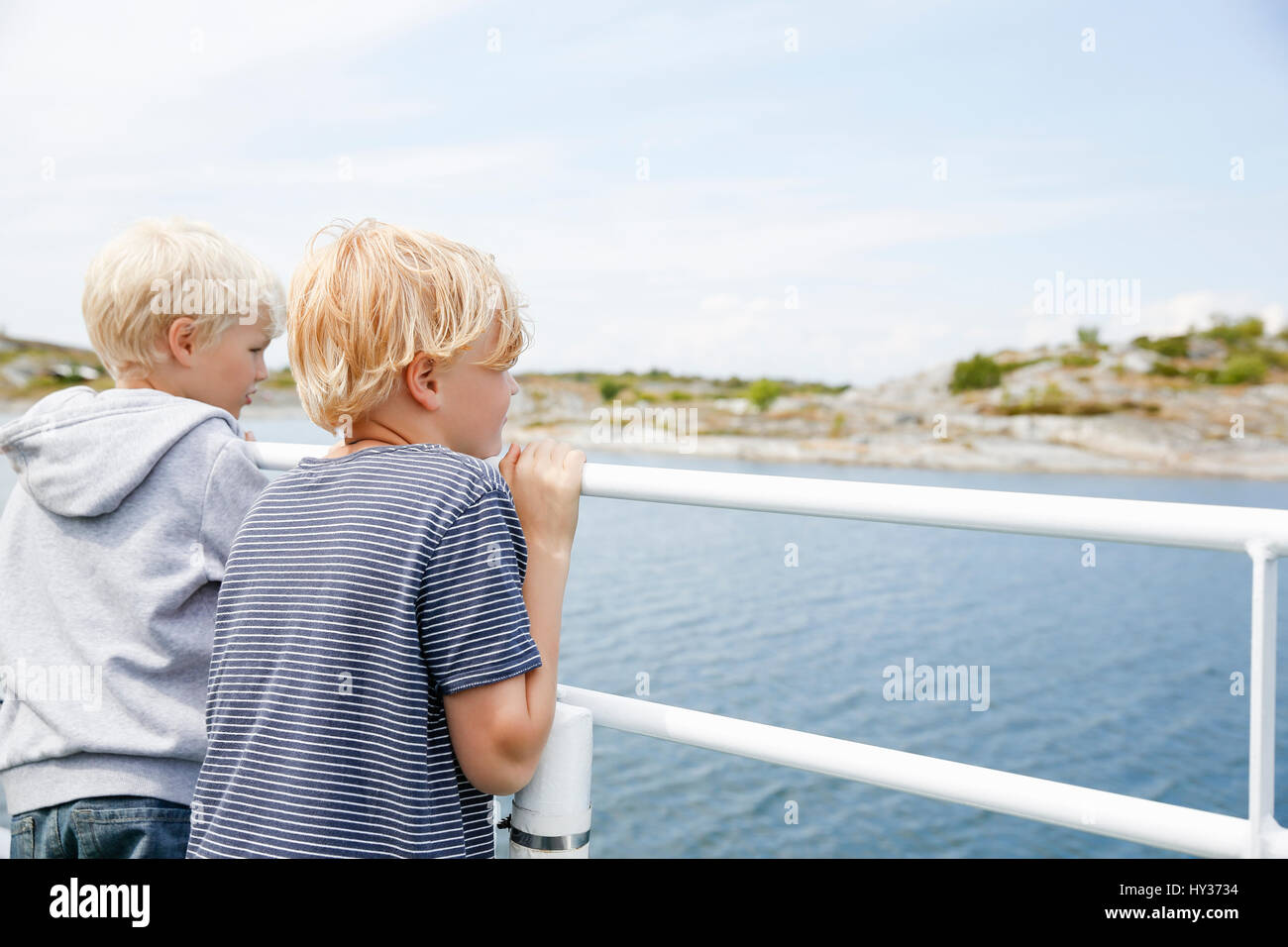 La Suède, l'archipel de Stockholm, Sodermanland, Huvudskar, deux garçons (6-7, 8-9) à au lac Banque D'Images
