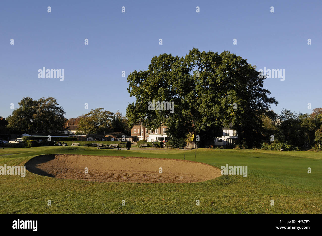 Vue sur le 18ème green et bunker avec le pavillon à l'arrière-plan , Malden Golf Course, New Malden, Surrey, Angleterre Banque D'Images