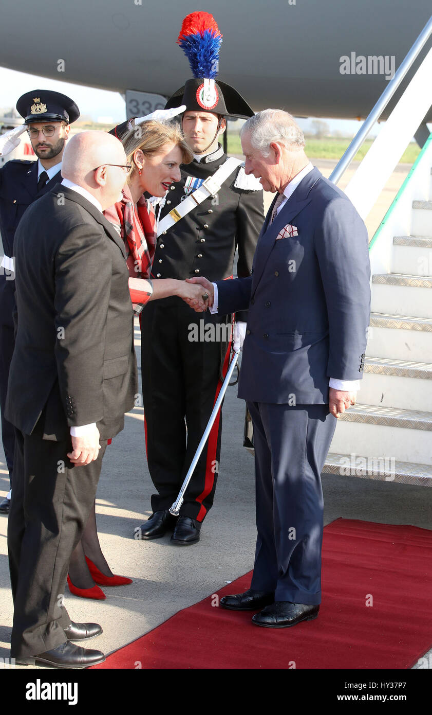 Le Prince de Galles est accueilli par Karen Bradley, secrétaire d'État à la Culture, aux médias et au sport, alors qu'il s'envol à Pise, en Italie, le troisième jour de sa tournée européenne de neuf jours. Banque D'Images