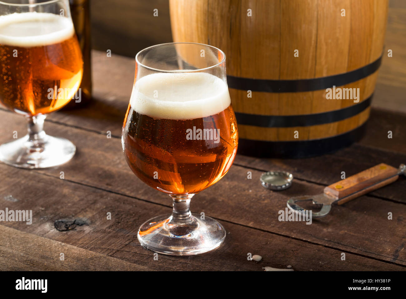 Bourbon Barrel rafraîchissante de la bière dans un verre Banque D'Images