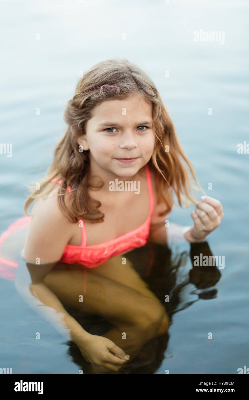 Fille de 10 ans en bikini Banque de photographies et d'images à haute  résolution - Alamy