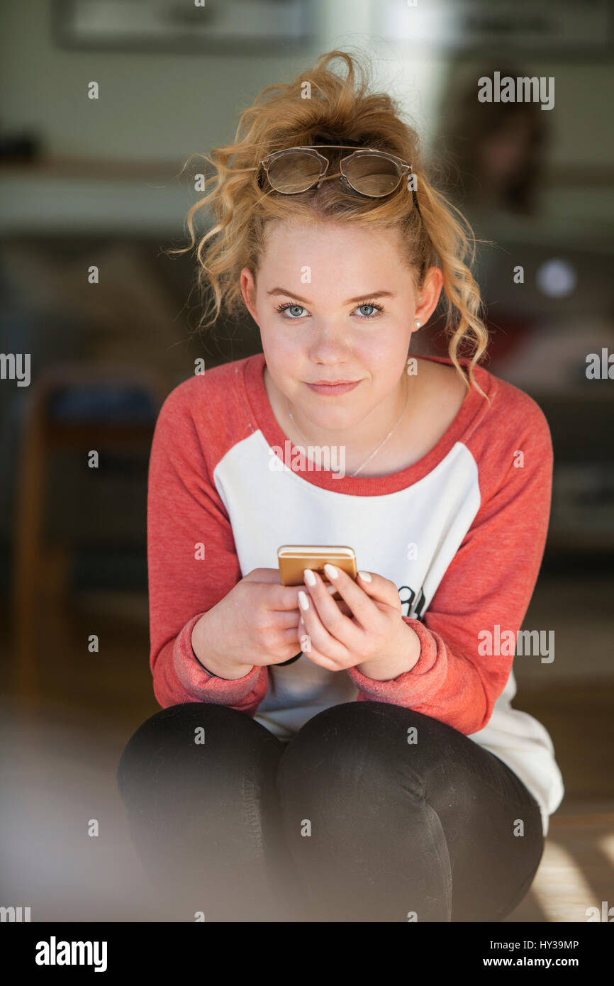 La Suède, Teenage girl (14-15) looking at camera avec confiance Banque D'Images