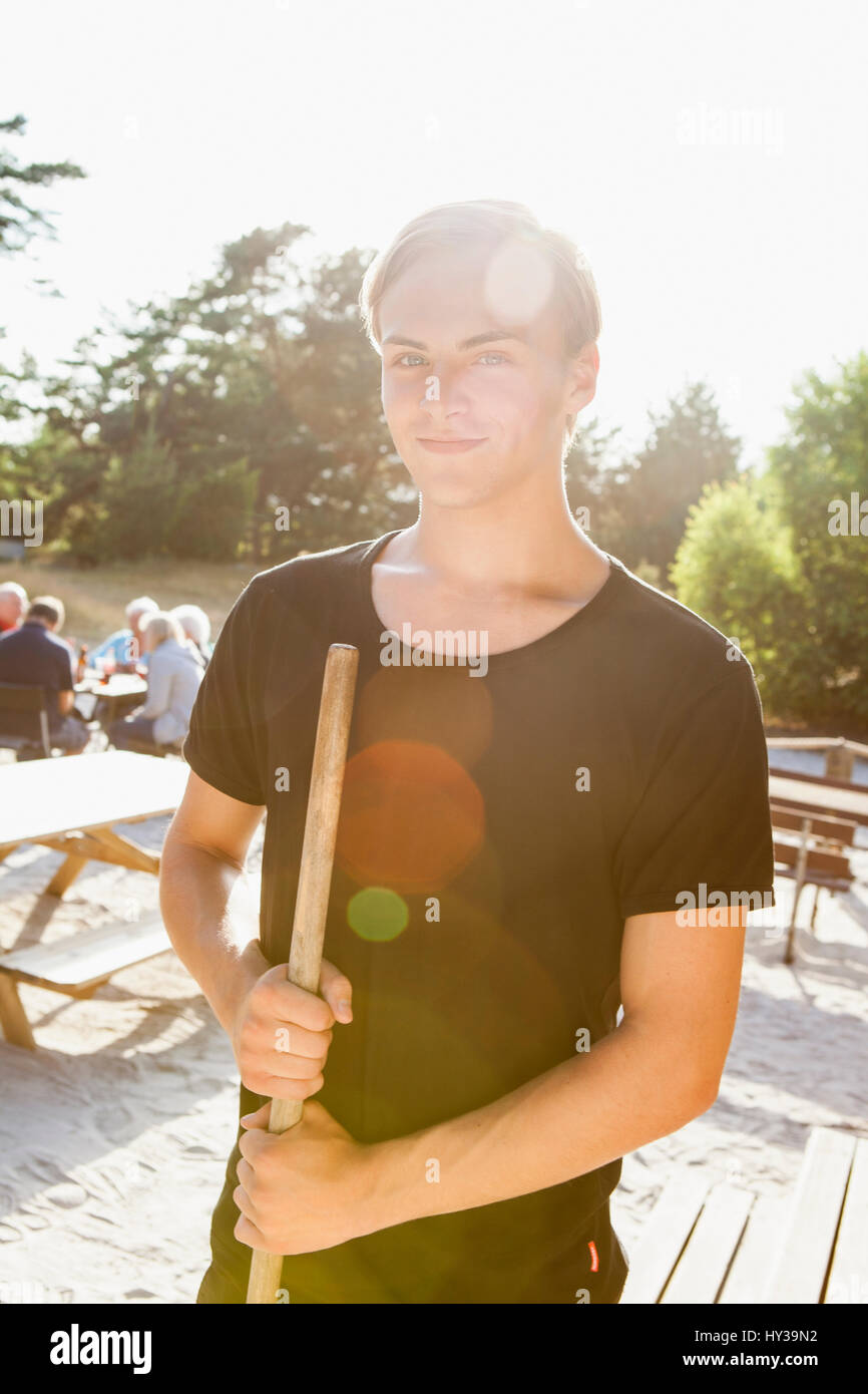 La Suède, Blekinge, Solvesborg, jeune garçon (16-17) holding baguette de bois Banque D'Images