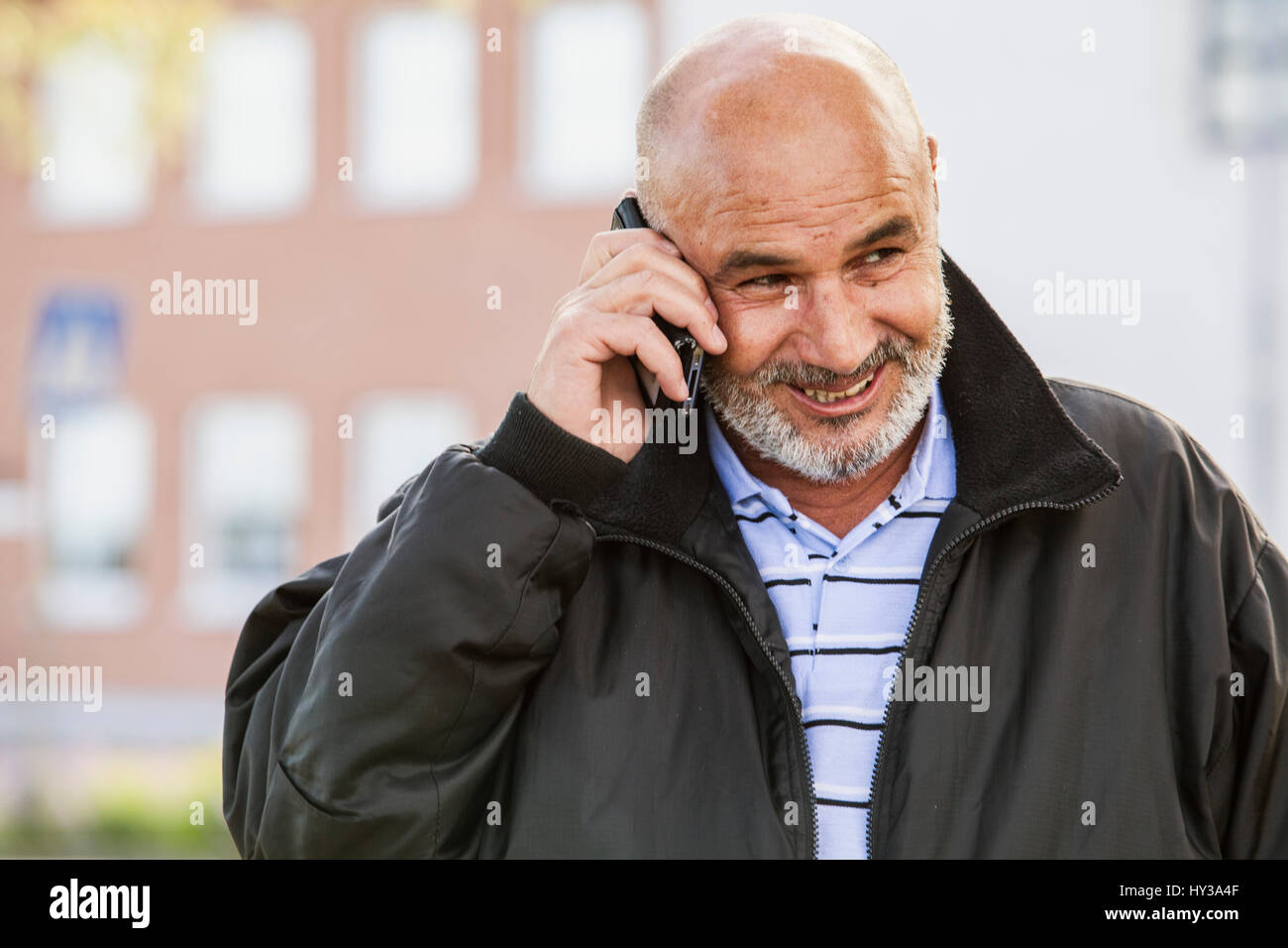 La Suède, Bleking, Solvesborg Bald man using cell phone Banque D'Images