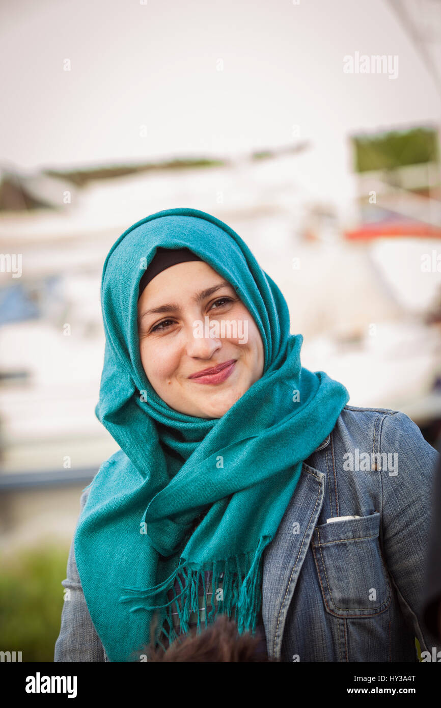 La Suède, Bleking, Solvesborg, Portrait of woman wearing headscarf Banque D'Images