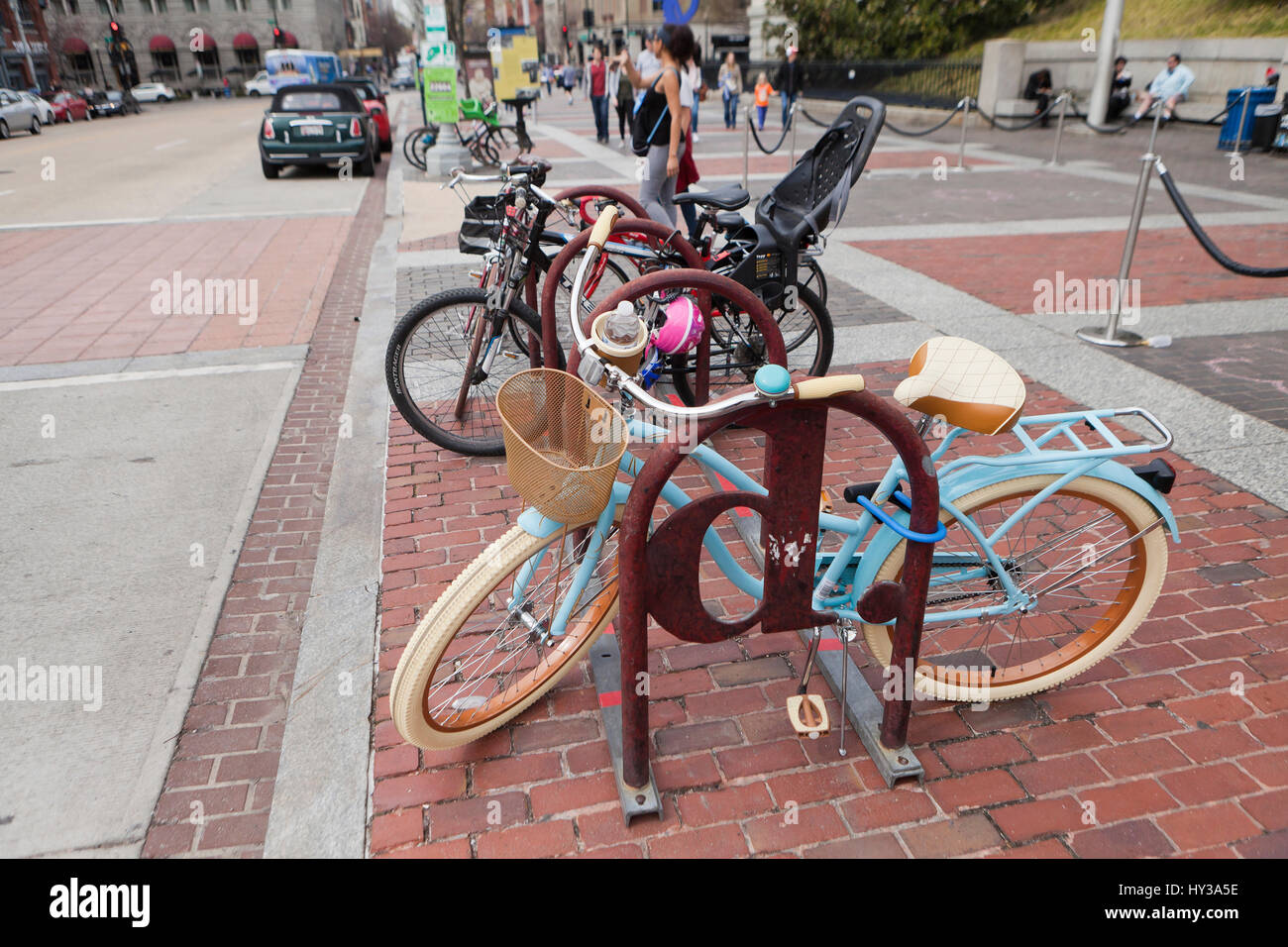 Les vélos garés au parking public (rack support à bicyclettes) - USA Banque D'Images