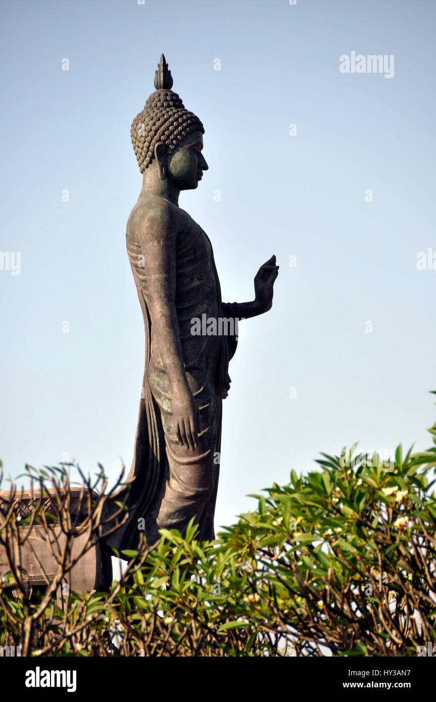 Salaya, Thaïlande - 16 janvier 2010 : une statue colossale d'un Bouddha Phra Phutthamonthon marche au parc bouddhiste Banque D'Images