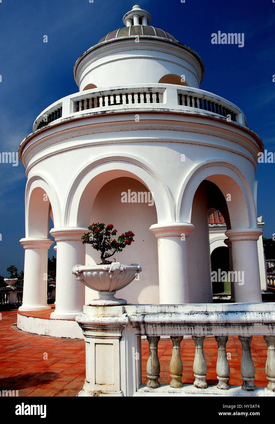 Phetchaburi, Thailand - 3 janvier 2010 : Observatoire 1859 néo-classique à Phra Nakhon Khiri palais où le Roi Mongkut a fait son signe astro o Banque D'Images
