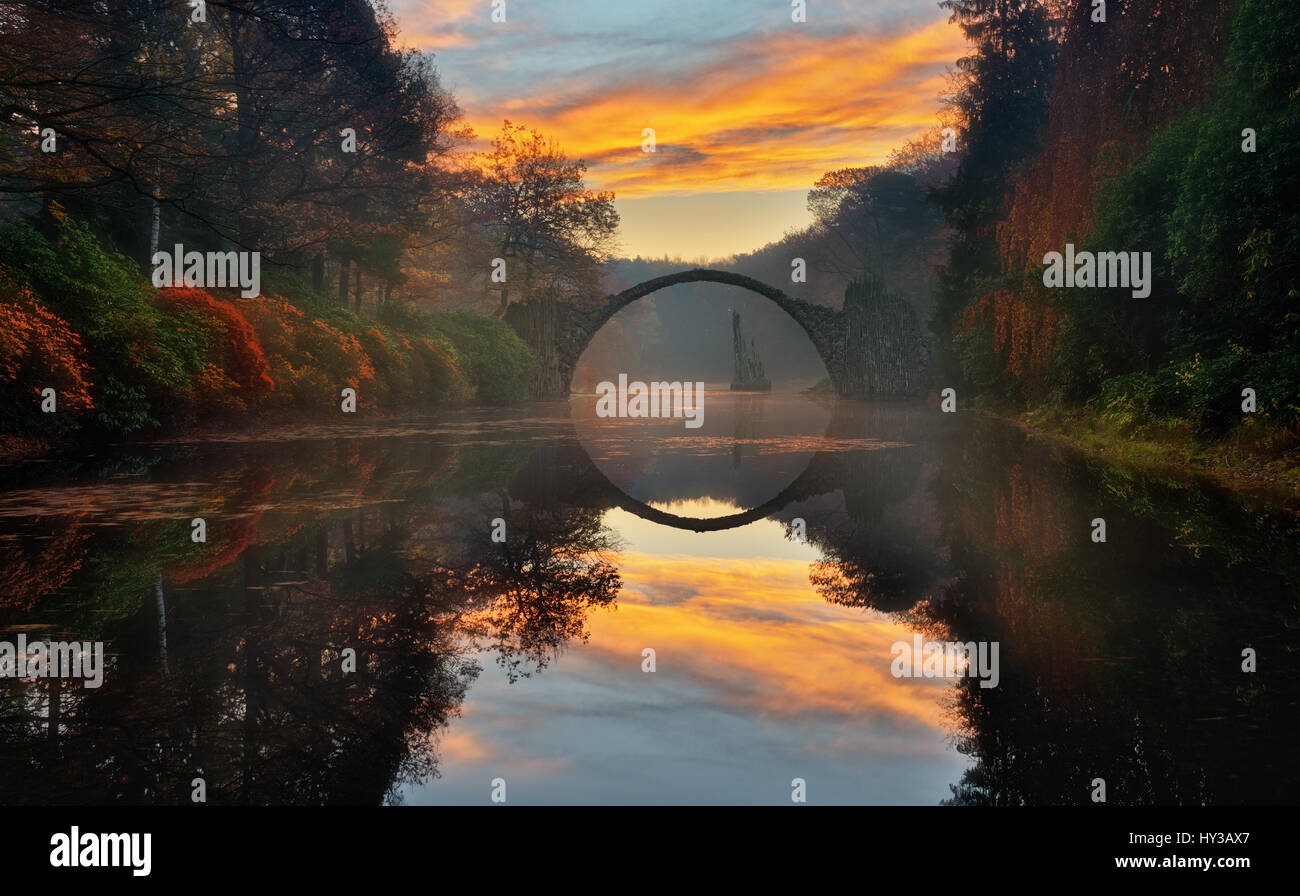 Rakotzbrücke (pont du diable), l'automne, Kromlau, Allemagne Banque D'Images