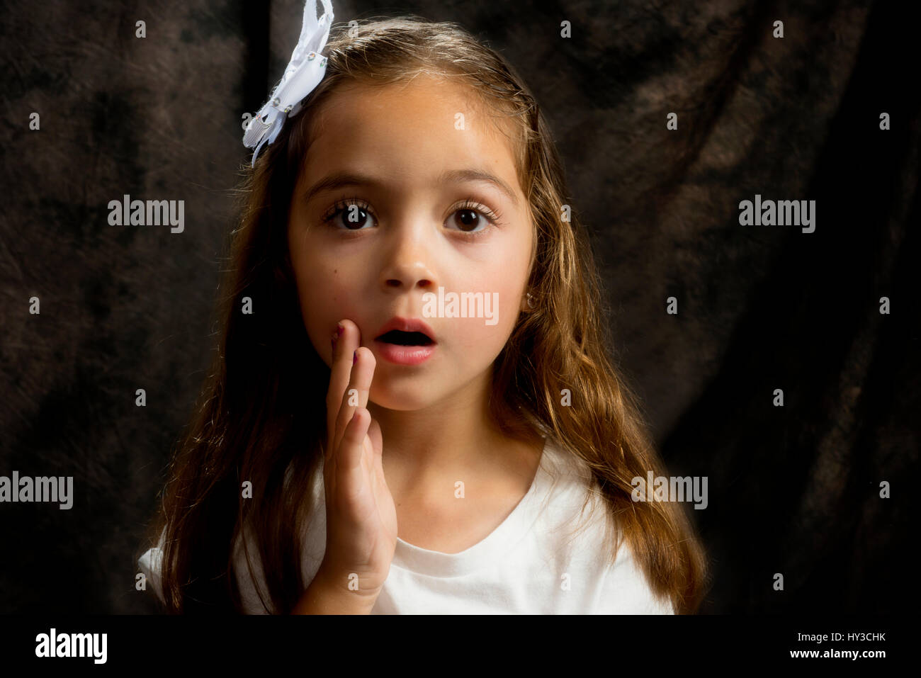 Jeune fille en studio fond sombre brown posing close up Banque D'Images