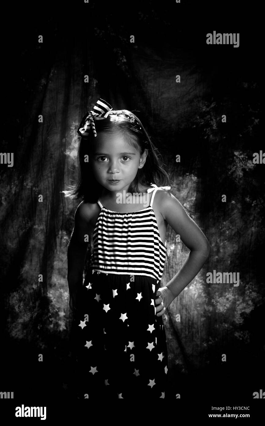 Jeune fille en posant avec studio maison de couleurs sur rouge blanc bleu 4 juillet en noir & blanc Banque D'Images